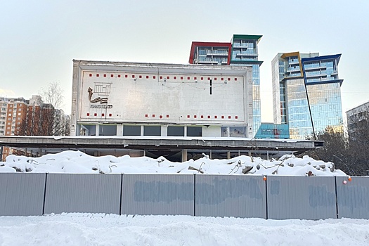 В Москве хотят снести кинотеатр "Брест" с Георгиевской лентой на фасаде