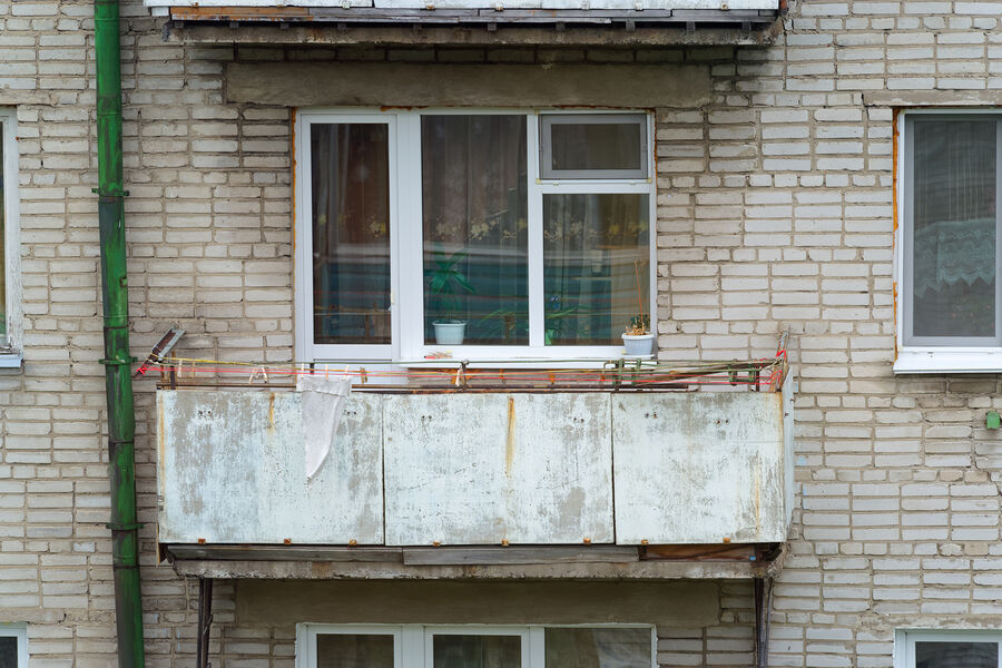 В Волгограде обрушившийся балкон жилого дома едва не придавил прохожих