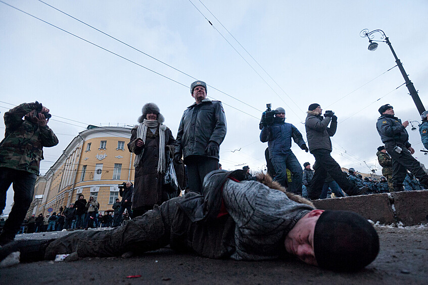Пострадавший участник акции в память об убитом фанате «Спартака» Егоре Свиридове на Манежной площади, 11 декабря 2010 года