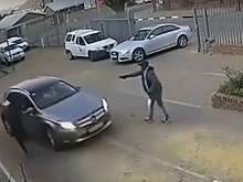 Мужик на Mercedes-Benz дал отпор вооруженным грабителям - видео