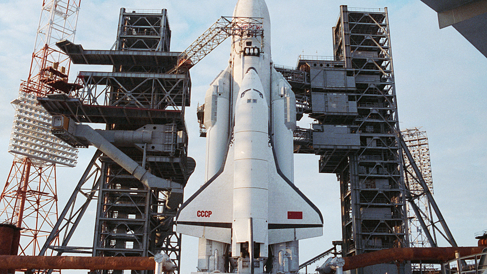 Универсальная ракетно-космическая транспортная система "Энергия" с кораблем многоразового использования "Буран" во время подготовки к первому запуску на стартовой площадке космодрома Байконур, ноябрь 1988 года