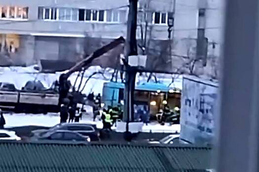 В Петербурге автобус врезался в людей на остановке