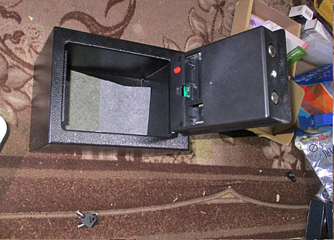 Разбил окно и вскрыл сейф: кузбассовец украл деньги из дома хорошей знакомой