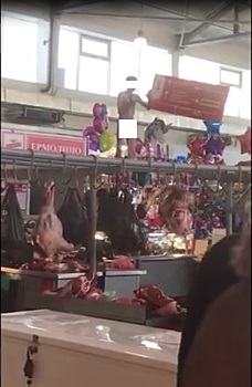 В Башкирии на рынке голый неадекват в крови устроил погром