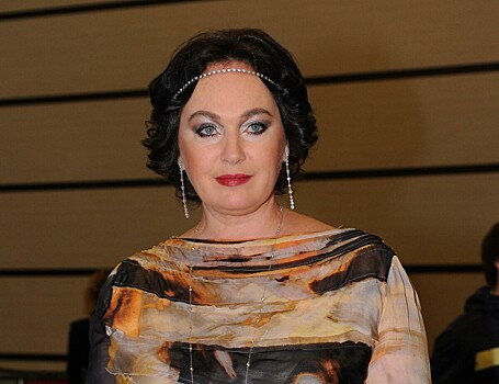 Улетевшая из РФ Лариса Гузеева показала, как проводит время в заведении 17 века