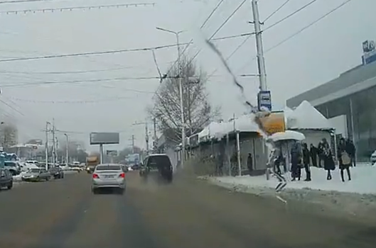 В Саратове водитель иномарки окатил из лужи людей на остановке