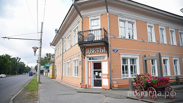 На фасаде дома по Дмитровке убрали провода