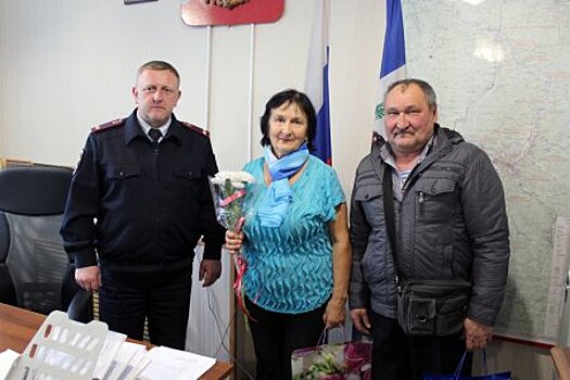 В Иркутской области полицейские поблагодарили двух граждан, которые помогли задержать вооруженного ножом подозреваемого в нескольких преступлениях