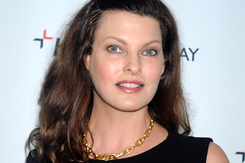 Сейчас модели 56 лет, и она ведет затворнический образ жизни, хотя другие модели в ее возрасте продолжают сниматься.