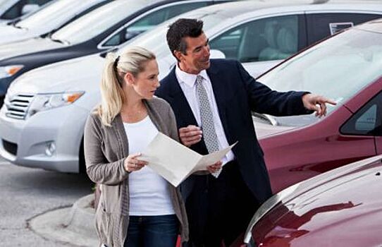 В автосалоне навязывают дополнительную страховку при покупке машины в кредит — как отказаться?