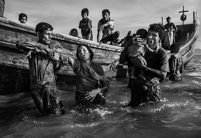 Выжившие беженцы рохинджа прибывают в Бангладеш. Категория «Главные новости»