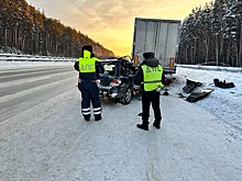 На Серовском тракте легковушка попала под грузовик, ее пассажир погиб