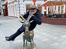Александр Васильев присел на козу у нижегородского драмтеатра