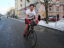 Голая звезда велопарада: велосипедист в шортах отморозил лишь одно место