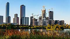 Стоит ли россиянам покупать или продавать квартиру в 2026 году