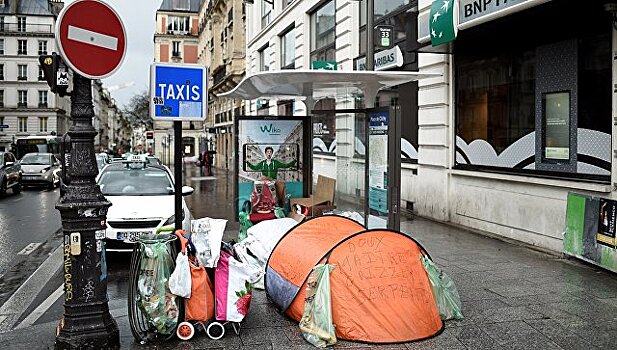 Бездомных Парижа хотят поселить во Дворце Республики