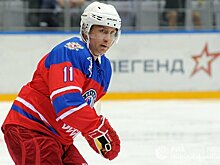 Играя в хоккей против Путина