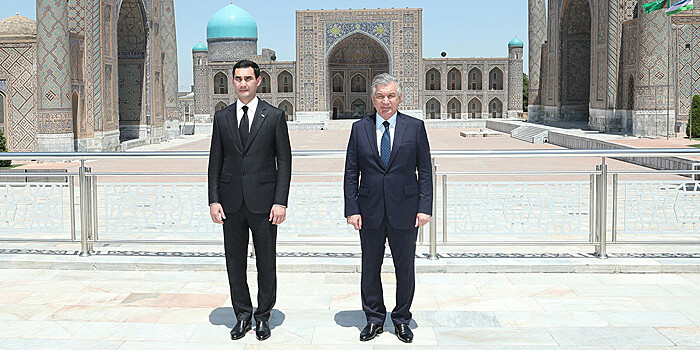 Сердар Бердымухамедов посетил мемориальный комплекс Ислама Каримова в Самарканде