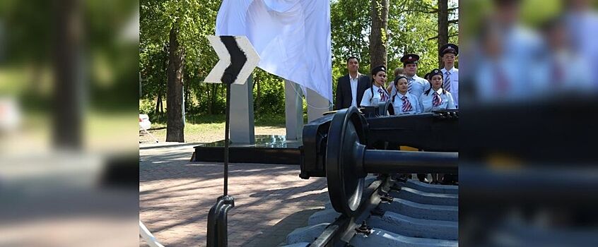 Памятник железнодорожникам открыли в сквере Титова в Ижевске