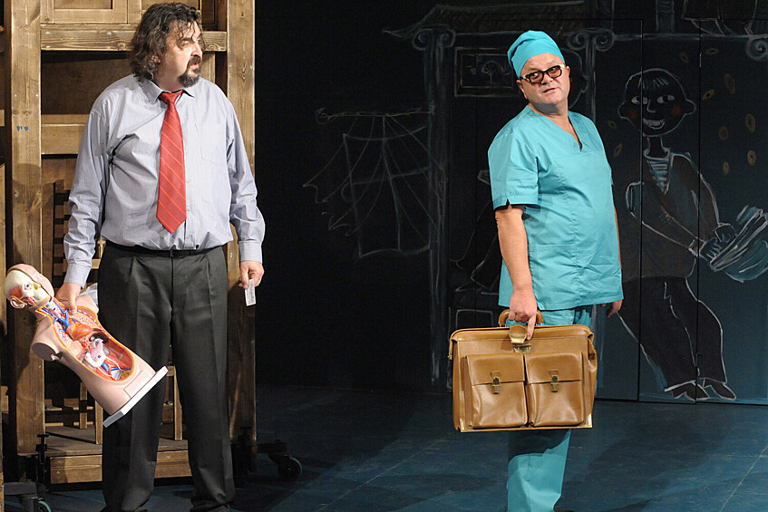 Актеры Игорь Золотовицкий в роли Игоря и Сергей Беляев в роли Четвертого друга (слева направо) в сцене из спектакля "Дом" по пьесе Евгения Гришковца в постановке Сергея Пускепалиса в Московском художественном театре имени А.П. Чехова, 2011 год