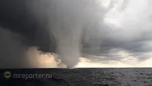 У берегов Хорватии сняли на видео гигантский водяной смерч