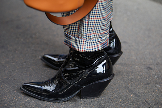 Грубые ботинки в стиле милитари, ярко-желтые ботильоны и ковбойские сапоги: какую обувь звезды выбирают на весну — изучаем по Instagram