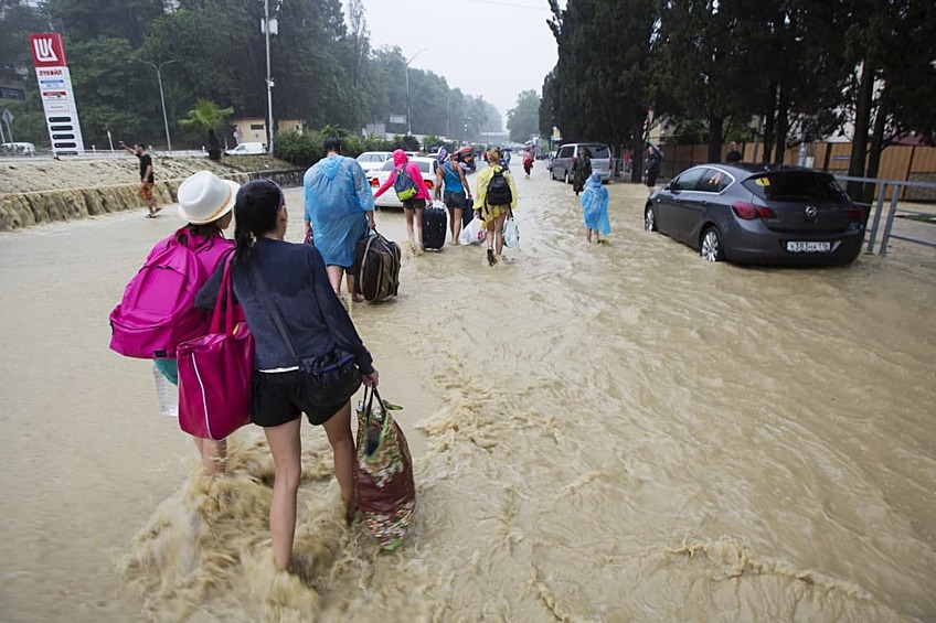 Люди на одной из улиц Сочи, затопленных в результате проливных дождей.2015 год. 