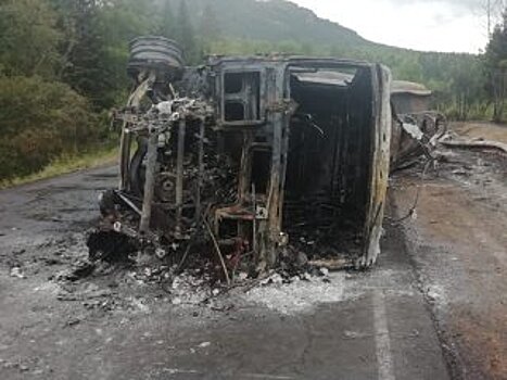 В Башкирии на трассе загорелся бензовоз