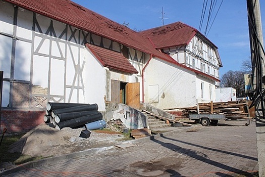 В Янтарном из-за ремонта старинного здания ДК, где раньше находился кинотеатр, ограничили проход к морю