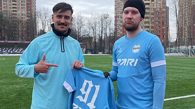 «Амкал» презентовал Дамира в мусорном баке