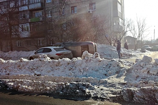 В Тольятти Vesta перевернулась на бок после столкновения с Citroen