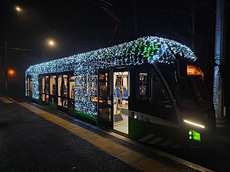 По Курску начал курсировать новогодний трамвай с 500 метрами гирлянд