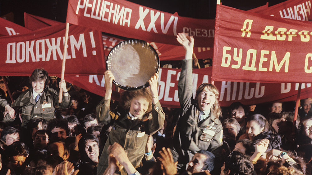 Бойцы Всесоюзного ударного комсомольского отряда имени XIX съезда ВЛКСМ перед отъездом на стройки страны, 1982 год