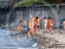 В Сочи 12 человек задержали за заплыв без купальников на пляже