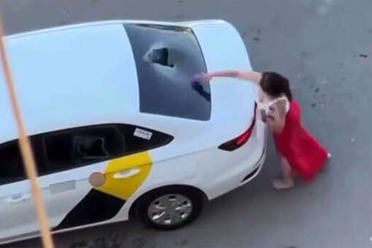 В Казахстане на видео попало, как женщина кинула булыжник в автомобиль