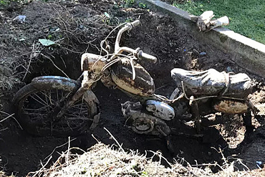 Мужчина случайно нашел мотоцикл в куче компоста