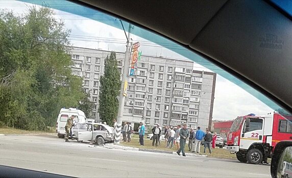 Машина разбилась в лепешку об столб в Балакове