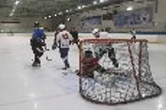 Команда сотрудников УФСИН России по Омской области по хоккею провела тренировку на ледовой арене имени Л.Г. Киселева