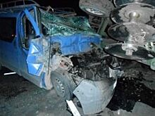 Под Орлом в столкновении с трактором пострадал водитель минивэна