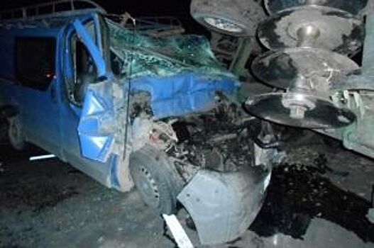 Под Орлом в столкновении с трактором пострадал водитель минивэна