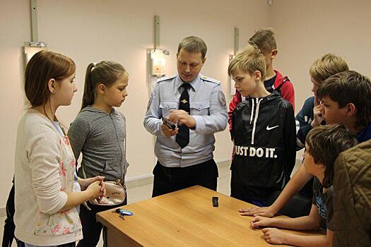 Дети из Центра поддержки семьи и детства района Щукино посетили УВД по СЗАО