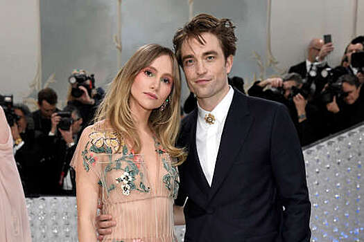 Актеров Роберта Паттинсона и Сьюки Уотерхаус с дочерью заметили на прогулке