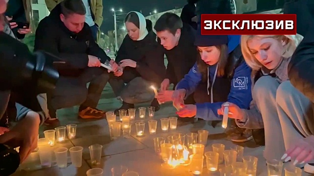 В Крыму несут свечи к стихийному мемориалу после теракта в «Крокус Сити Холле»