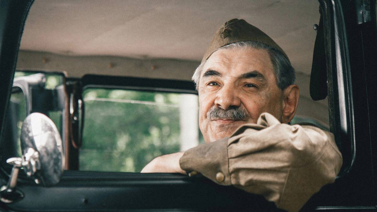 Александр Панкратов-Черный: Чтобы прокормить семью, работал дворником, по ночам трамваи мыл