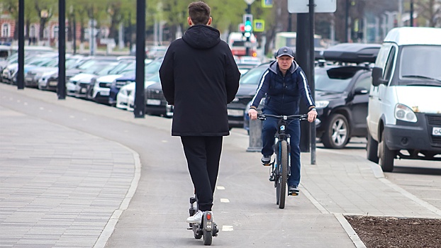 «Ъ»: власти готовят меры по ужесточению контроля за самокатчиками