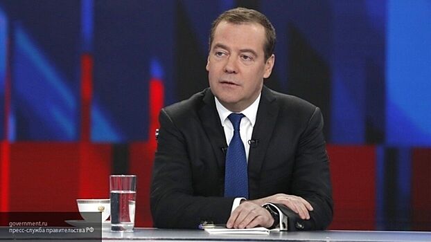 Медведев предложил обеспечить всех россиян минимальным доходом