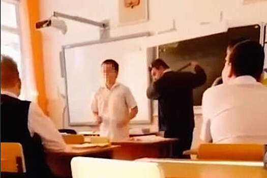 Школьники попросили вернуть учителя, уволенного в Усть-Лабинске за избиение учеников ремнем