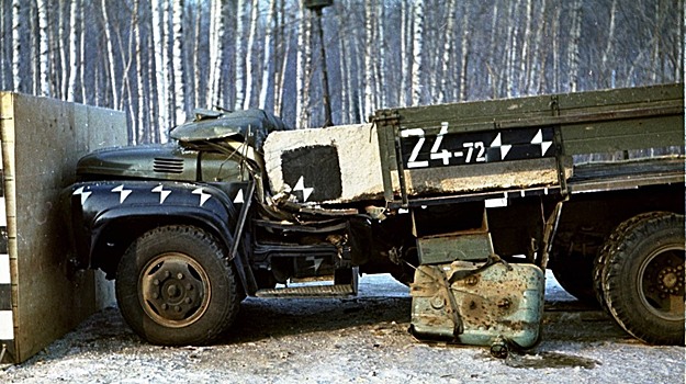 Краш-тест грузовика ЗИЛ-130 (архивные фото)
