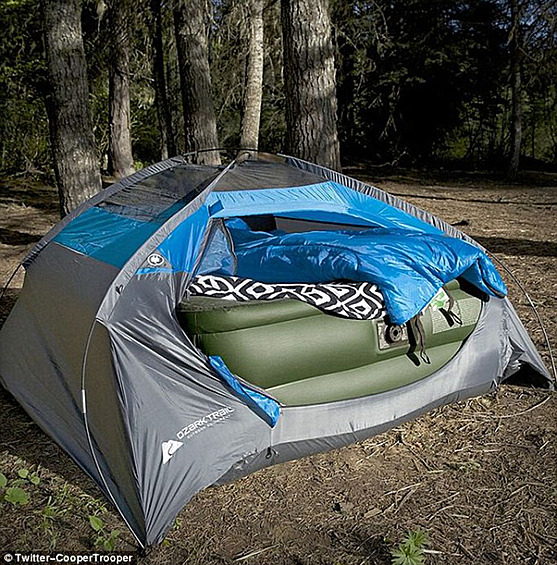 Никогда не лишне проверить, влезает ли надувной матрас в палатку, еще до того, как вы отправились в поход.