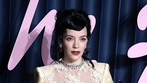 Лили Аллен пришла на вечеринку в блузе с глубоким декольте